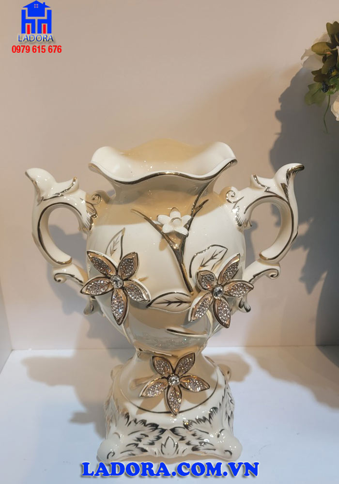 bình gốm đặt phòng khách rất ấn tượng