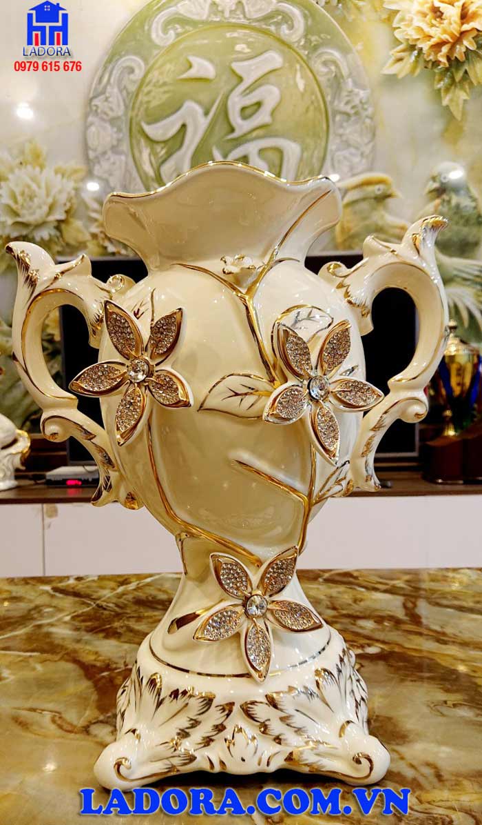 bình hoa gốm sứ tinh xảo theo phong cách tân cổ điển