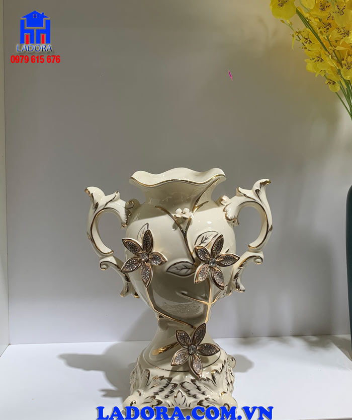 bình gốm sứ với chất liệu gốm trắng sứ mượt mà