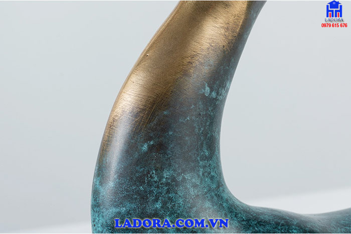 tượng hươu đồng được làm thủ công bằng tay một cách tỉ mỷ chi tiết