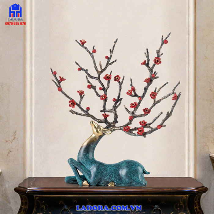Tượng hươu bằng đồng trang trí trên bàn làm việc