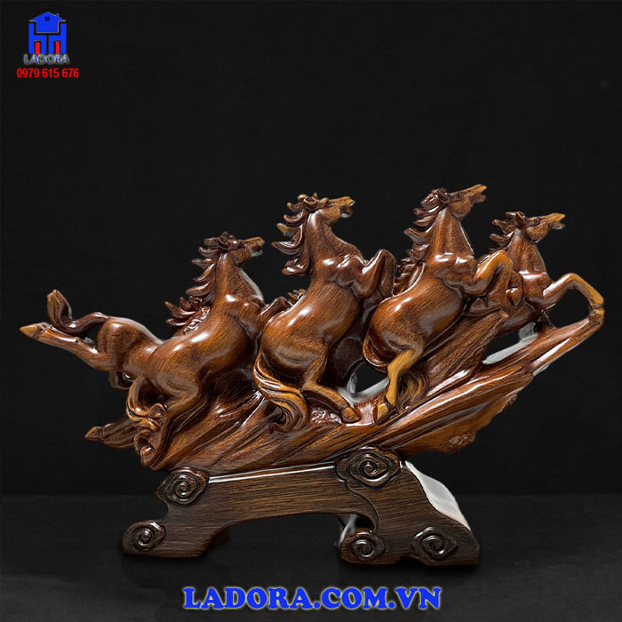 đường nét tinh xảo sống động trên tượng bát mã