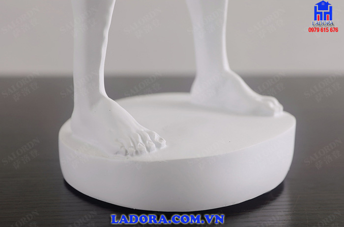 hình ảnh chi tiết trên tượng lực sỹ