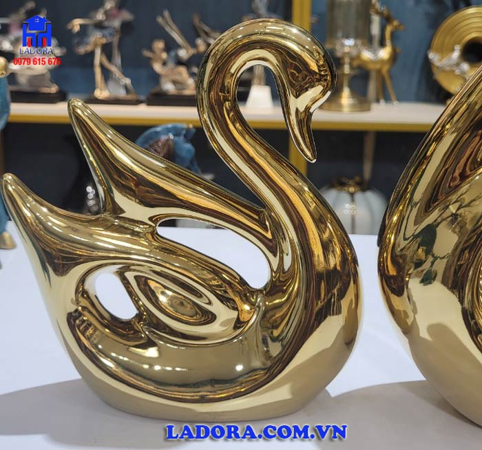 thiên nga mạ vàng lộng lẫy