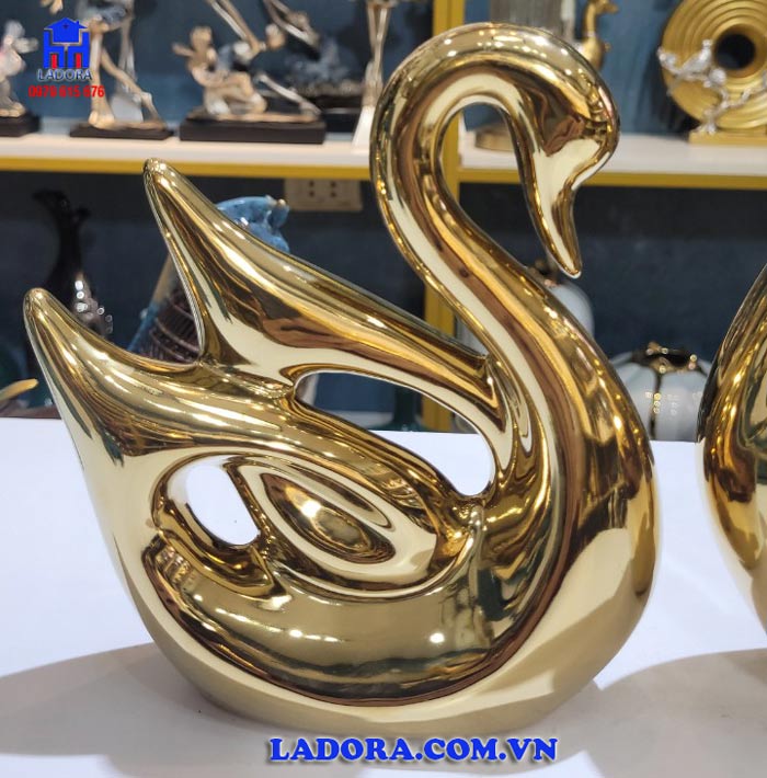 tượng thiên nga được làm từ gốm sứ mạ crom