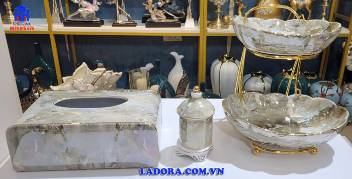 hộp đựng khăn giấy, hộp tăm và đĩa trái cây