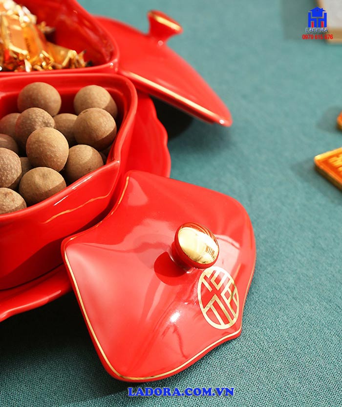 khay mứt được đựng hạt khô và bánh kẹo tết