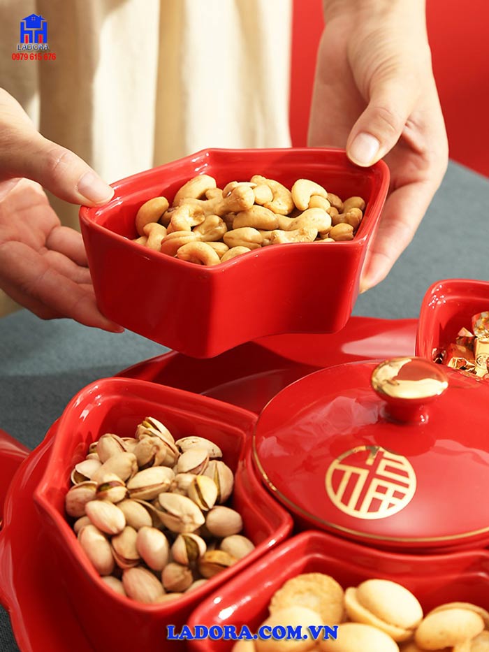 bánh kẹo ngon mắt trên chiếc khay mứt thanh lịch