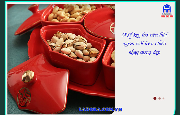 bánh kẹo ngon mắt trên khay đựng