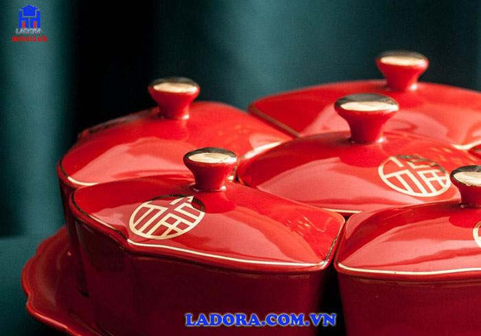 chữ Hỷ báo hiệu điềm lành trên khay mứt