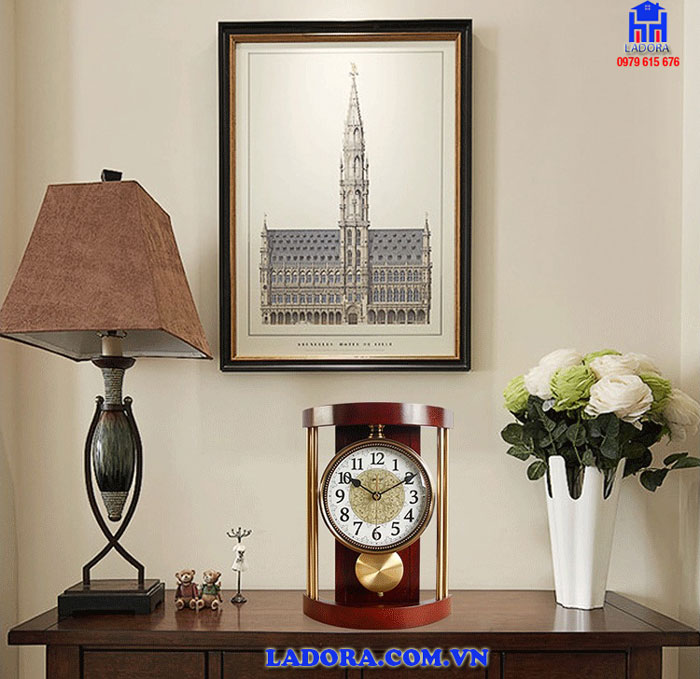 Đồng hồ trang trí trên tủ phòng khách