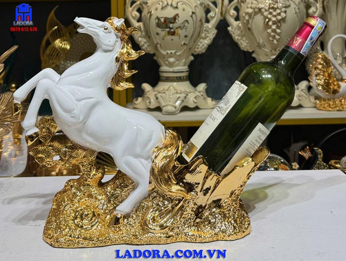 Kệ rượu Tuấn mã decor trong phòng khách