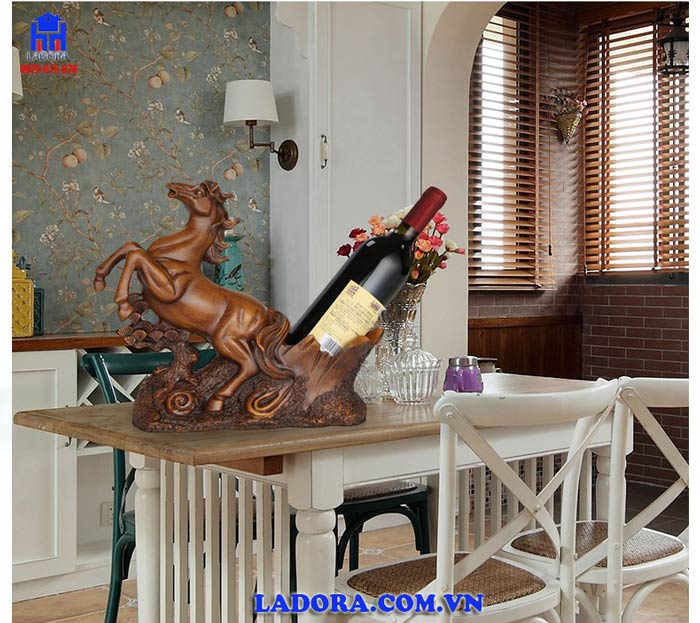 kệ rượu vang trang trí phòng khách