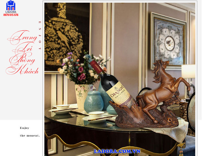 kệ rượu vang trang trí phòng khách