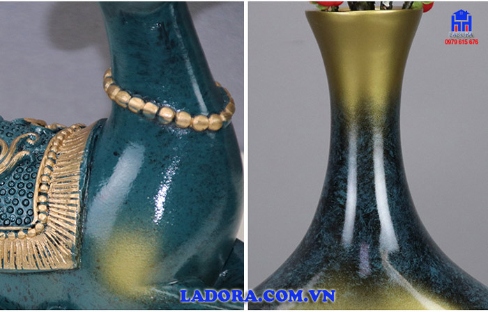 hình ảnh chi tiết bình hoa và hươu