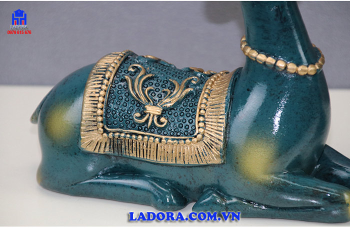 hình ảnh chi tiết bình hoa và hươu