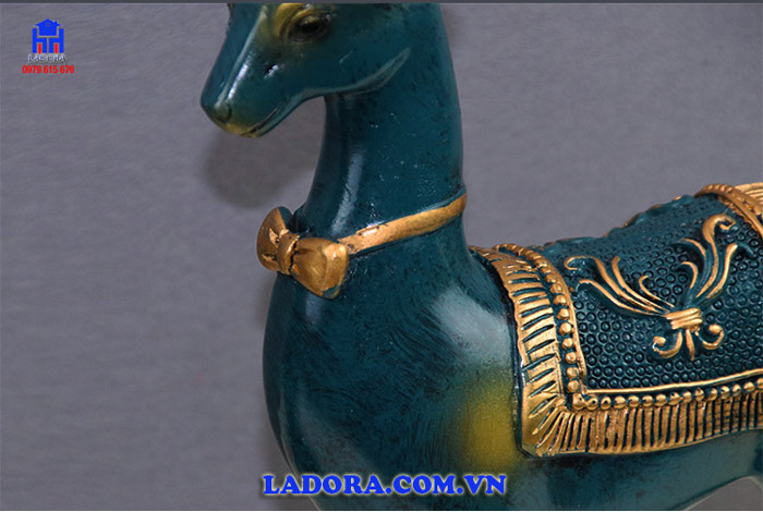 hình ảnh chi tiết bình hoa và hươu