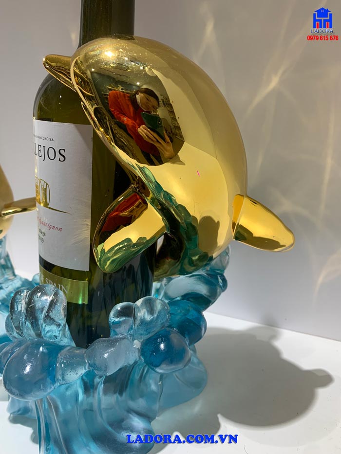 Vẻ đẹp hết sức sang trọng và độc đáo khi đặt chai rượu vang trang trí