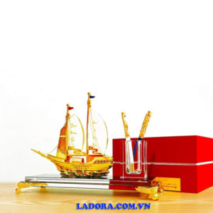 khay cắm bút thuyền buồm tại ladora