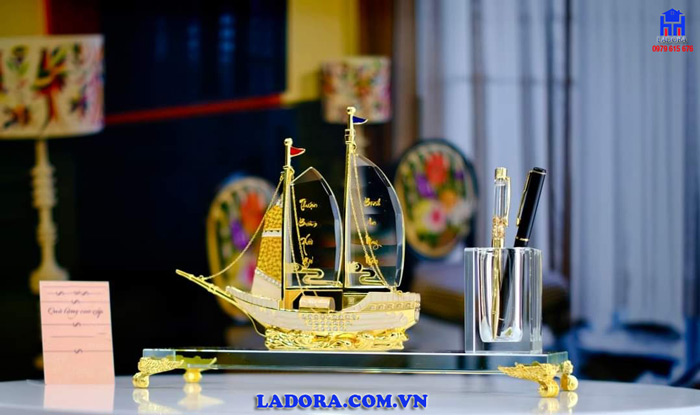 khay cắm bút thuyền buồm được các doanh nhân lãnh đạo ưa chuộng