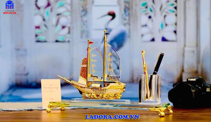 khay cắm bút thuyền buồm thuận buồm xuôi gió