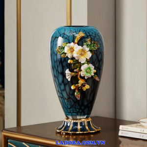 bình hoa trang trí với những nét đẹp tinh xảo