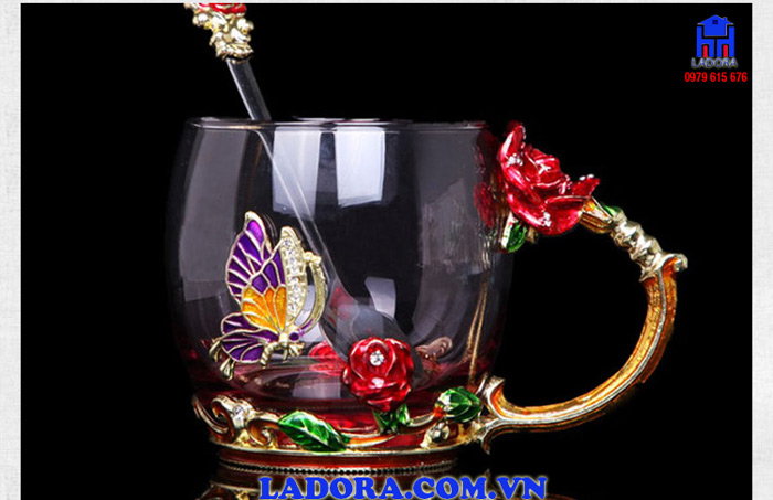 Hãy thưởng thức những ly trà thơm ngon bên chiếc cốc thủy tinh cao cấp tinh xảo