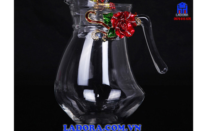 Bình trà dung tích lớn là điểm nhấn cho bộ ấm chén