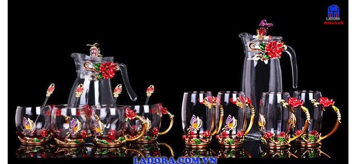 bộ ấm trà đem lại sự ấn tượng và quý phái cho không gian trang trí