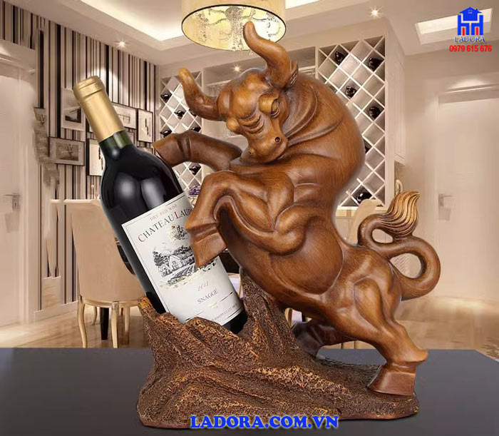 Kệ để rượu vang trâu thịnh vượng được trang trí trong phòng khách