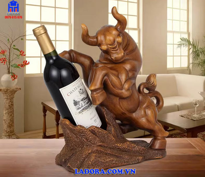 Kệ rượu trâu trang trí trong phòng khách 