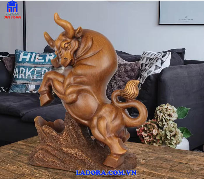 Kệ rượu trâu trang trí trong phòng khách 