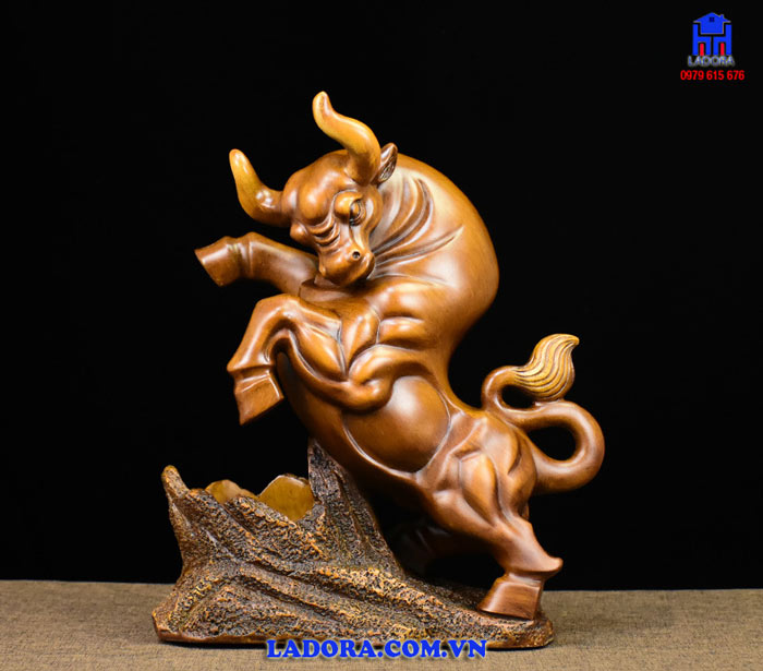 Kệ rượu vang con trâu biểu trưng cho sự mạnh mẽ thành công