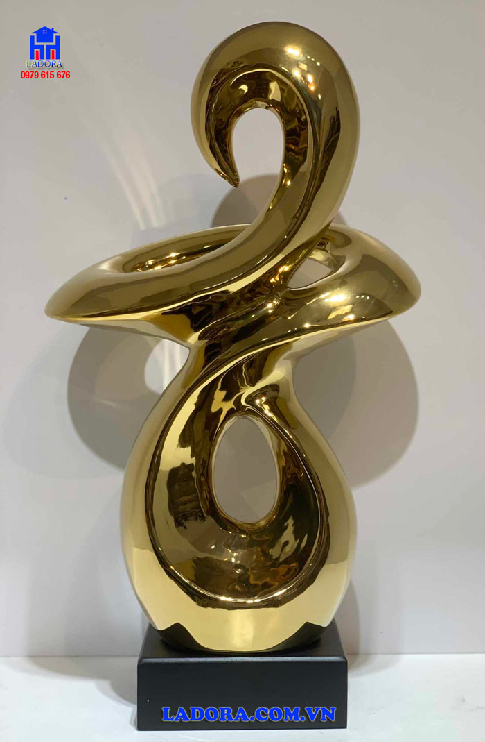 màu vàng sáng bóng sang trọng trên tượng