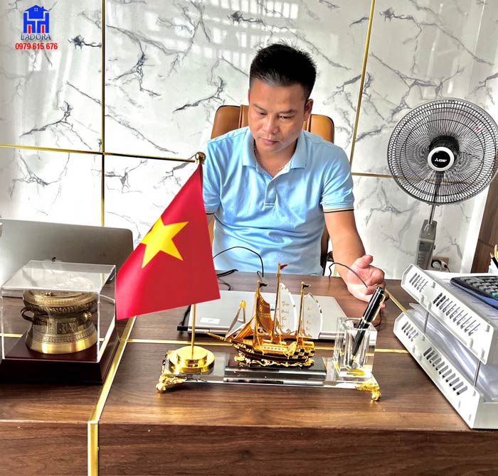 hộp bút trang trí trên bàn làm việc doanh nhân