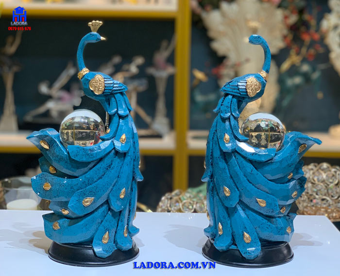 tượng đôi chim công trang trí trong phòng ngủ