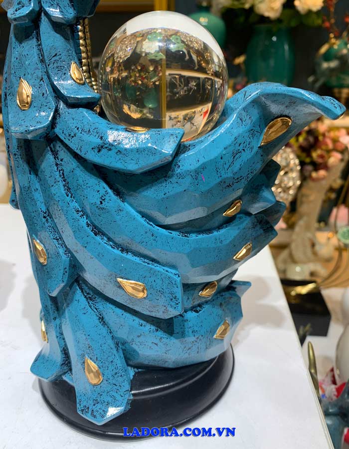 đuôi của tượng decor chim công 