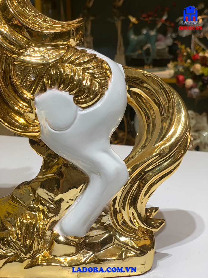 tượng ngựa trang trí với chi tiết tinh xảo