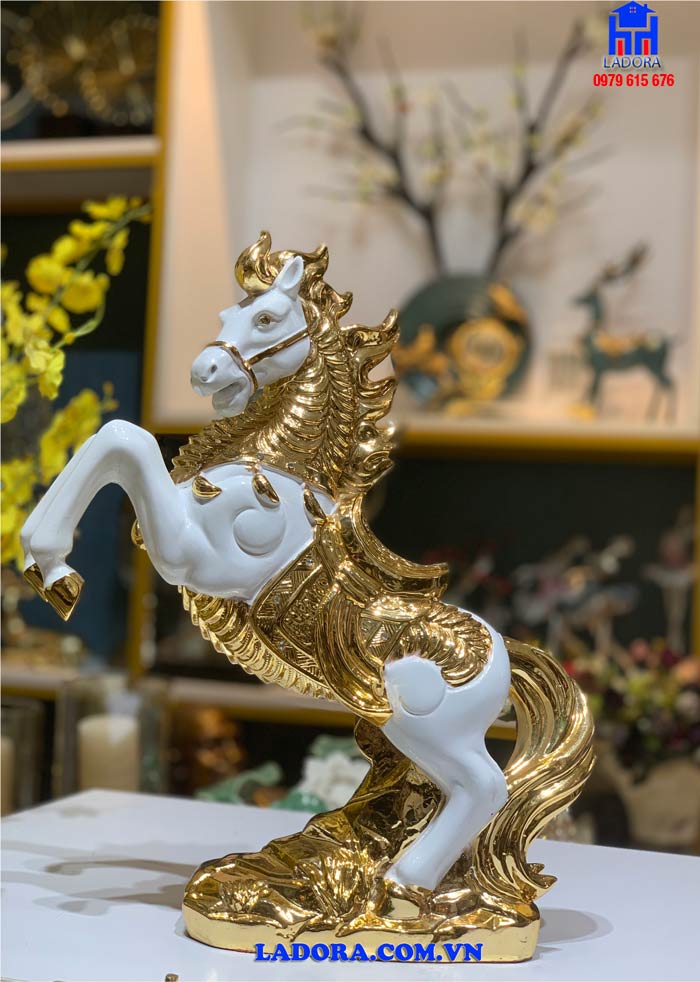 Tượng ngựa trang trí tại Ladora Shop