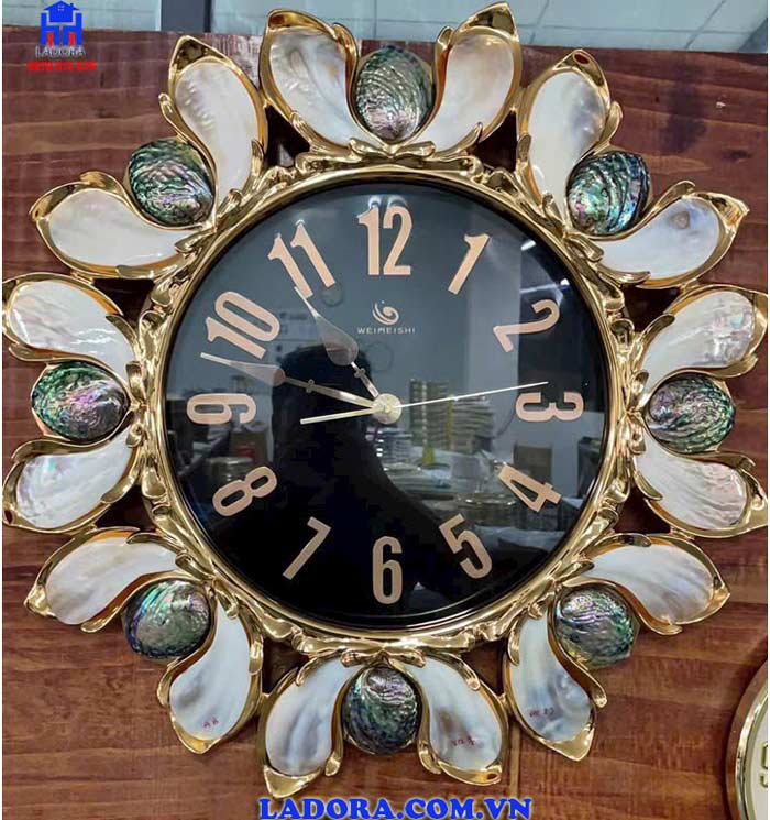 vẻ đẹp tinh xảo trên đồng hồ treo tường cao cấp