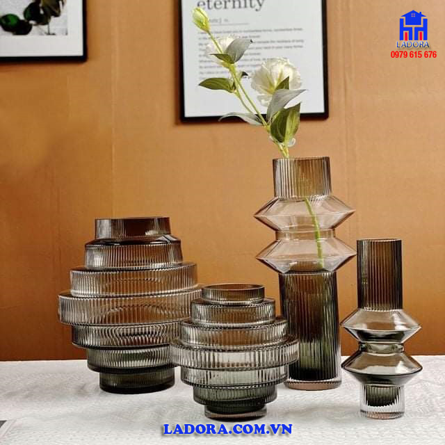 Lọ cắm hoa bằng thuỷ tinh trang trí