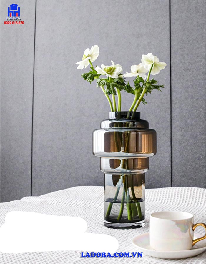 Lọ cắm hoa với hình dáng độc đáo