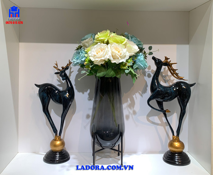 Tượng hươu trang trí biểu trưng cho tình cảm bền chặt