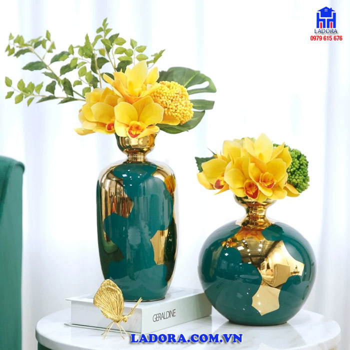 Cắm thêm hoa bình gốm sứ cho vẻ đẹp tươi tắn, rạng rỡ