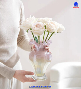 Lọ hoa đẹp của người phụ nữ