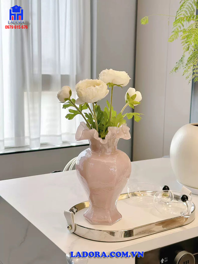 LỌ hoa tinh tế đặt trên bàn phòng khách