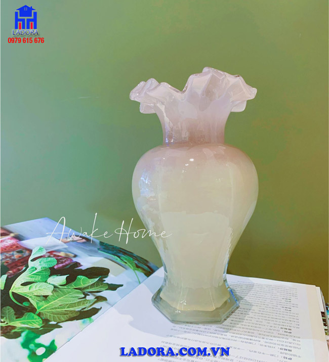 Lọ hoa màu hồng