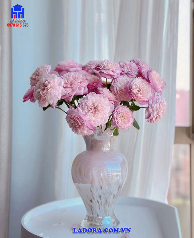 lọ cắm hoa với vẻ đẹp thanh nhã