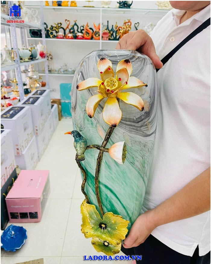 Bình hoa trang trí với vẻ đẹp đầy sức thu hút