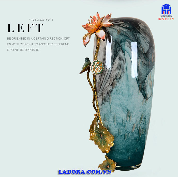 Bình hoa với màu xanh dương bí ẩn